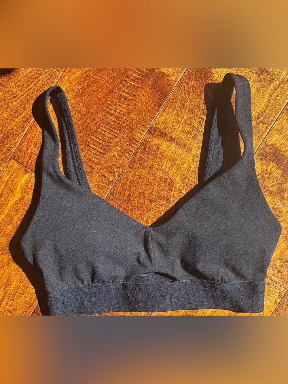 Vuori Elevate Daily Bra in Black size S Comes w pads EUC